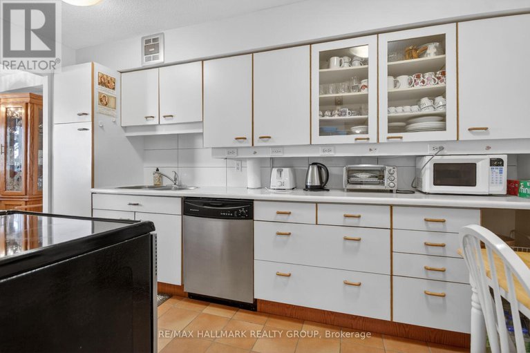 29394660/407-2400-virginia-drive/urbandale-acres/ottawa/ontario/K1H8L3_15