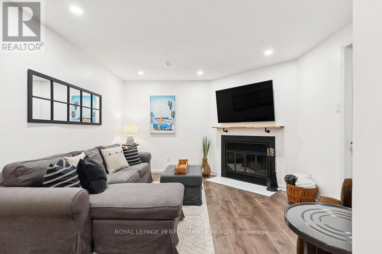 28749249/68-1732-shamandura-lane/orleanssunridge/ottawa/ontario/K1C6Z9_40