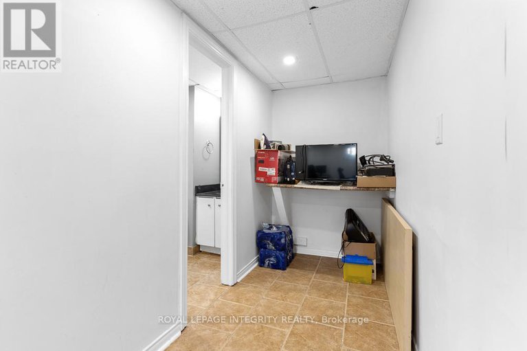 29093564/498-sandhamn-private/hunt-club-parkgreenboro/ottawa/ontario/K1T2Z6_33