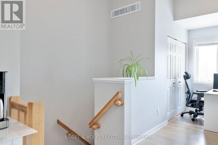 28491799/4-44-sternes-private/springridgeeast-village/ottawa/ontario/K4A0X8_8