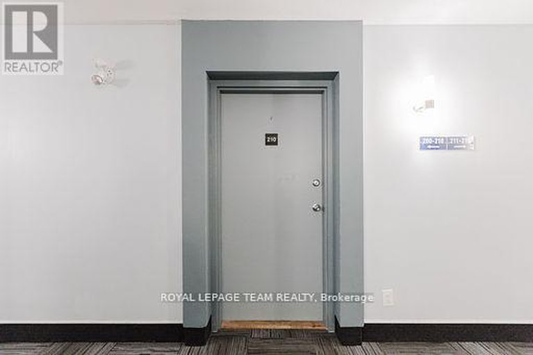 29135886/210-212-viewmount-drive/borden-farmstewart-farmcarleton-heightsparkwood-hills/ottawa/ontario/K2E7X2_3