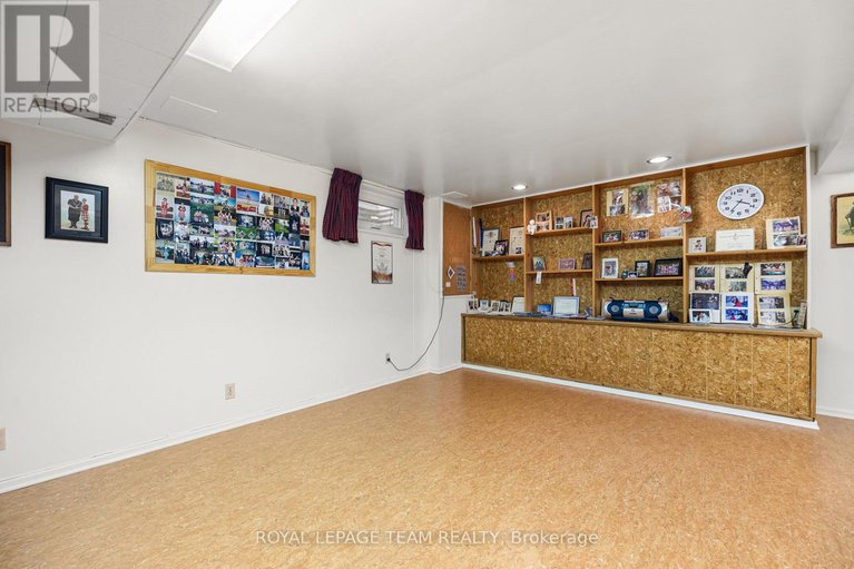 28862430/30-ellery-crescent/lynwood-village/ottawa/ontario/K2H6M6_30