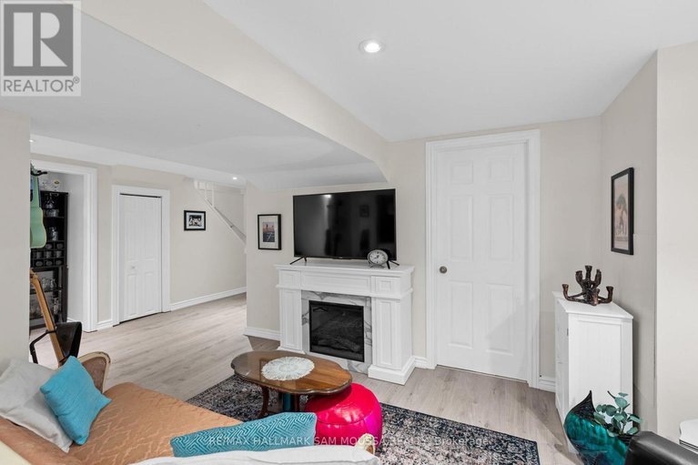 29138832/9-quinpool-crescent/arbeatha-park/ottawa/ontario/K2H6H9_29