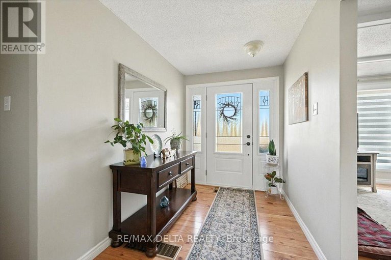 28749415/444-gilles-street/town-of-rockland/clarence-rockland/ontario/K4K1H4_3
