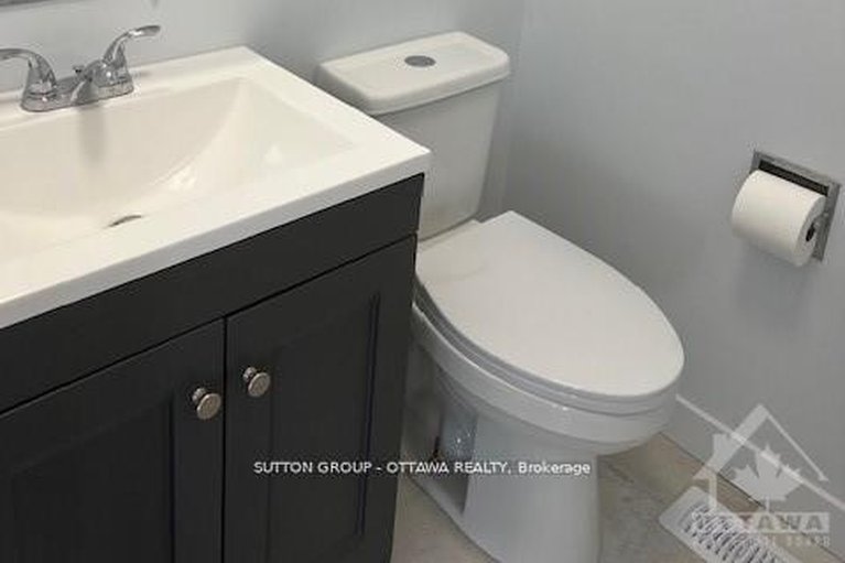 29504345/178-mcclellan-road/sheahan-estatestrend-village/ottawa/ontario/K2H5W1_7