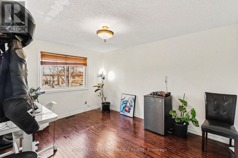 29586138/7004-bilberry-drive/convent-glen-north/ottawa/ontario/K1C3R6_21