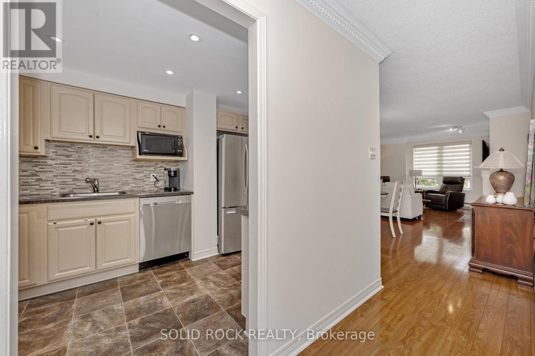 28469437/302-939-north-river-road/overbrook/ottawa/ontario/K1K3V2_5