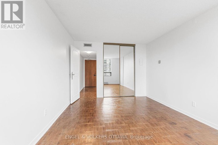 28588515/605-20-the-driveway-avenue/ottawa-centregolden-triangle/ottawa/ontario/K2P1C8_17