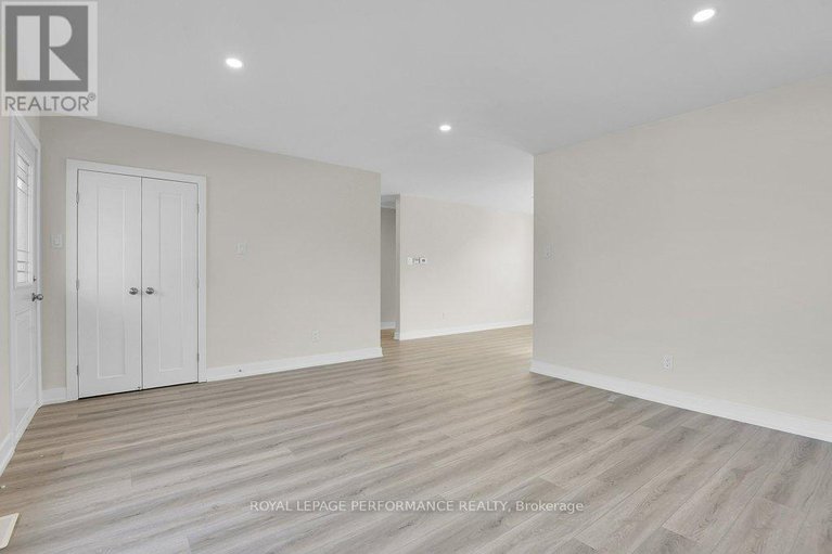 29470897/624-clarke-avenue/castle-heightsrideau-high/ottawa/ontario/K1K0Y7_7