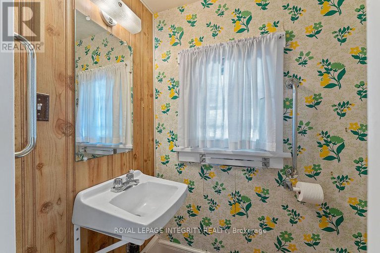 28943384/472-edison-avenue/mckellarhighland/ottawa/ontario/K2A1T9_22