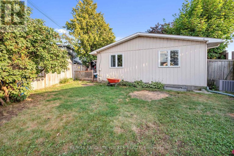 28742533/428-hatfield-crescent/bilberry-creekqueenswood-heights/ottawa/ontario/K1E1M8_20