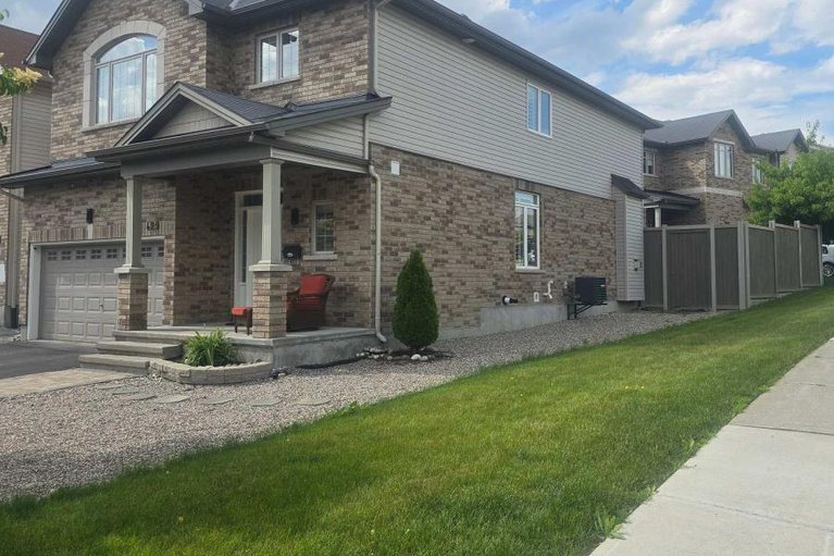 28540961/429-dovehaven-street/mer-bleuebradley-estatesanderson-park/ottawa/ontario/K1W0H2_2