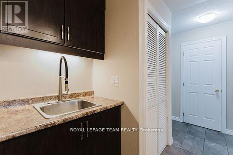 29135886/210-212-viewmount-drive/borden-farmstewart-farmcarleton-heightsparkwood-hills/ottawa/ontario/K2E7X2_16