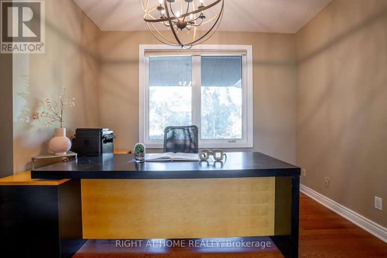 29001389/5-burnt-tree-court/cedar-hillorchard-estates/ottawa/ontario/K2R1B8_13