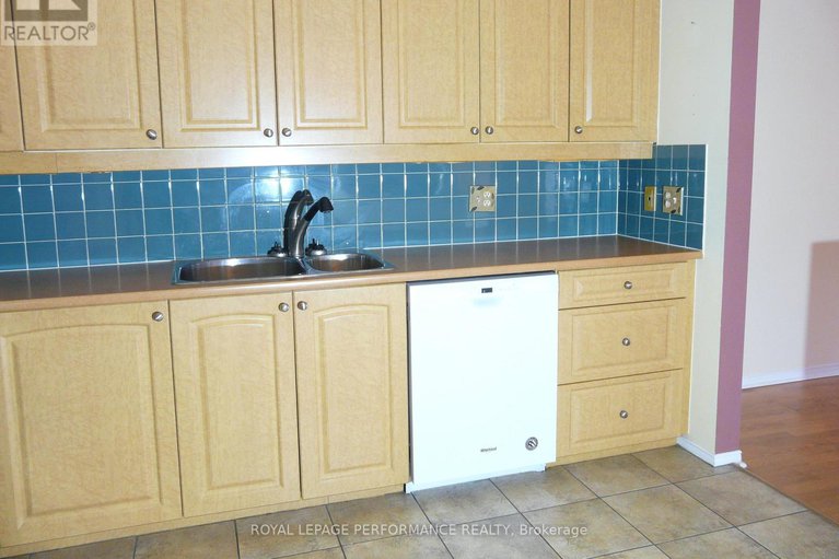 29043217/1172-foxborough-private/beaconwood/ottawa/ontario/K1J1E2_12