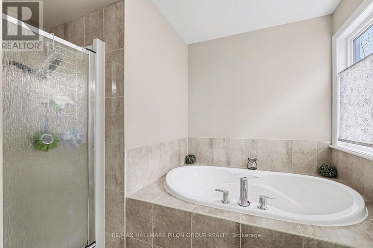 29445572/845-contour-street/mer-bleuebradley-estatesanderson-park/ottawa/ontario/K1W0G6_26