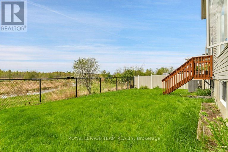 28330795/130-winterhaven-drive/mer-bleuebradley-estatesanderson-park/ottawa/ontario/K1W0H4_32