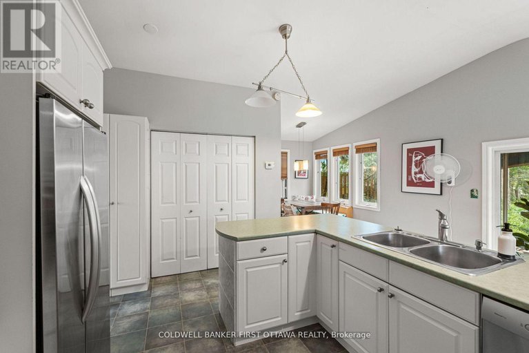 28515361/2704-don-street/britannia/ottawa/ontario/K2B6Y5_16