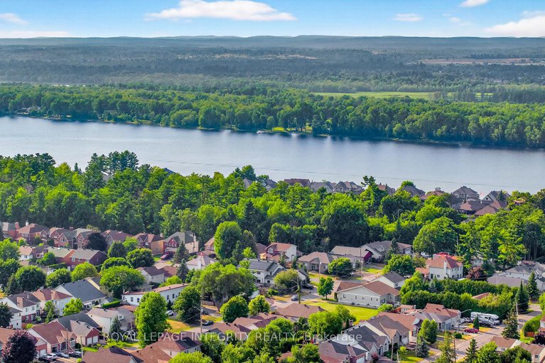 29023134/924-beauchamp-avenue/hiawatha-parkconvent-glen/ottawa/ontario/K1C3A8_24