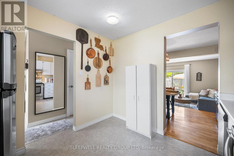 28378169/82-28-barrow-crescent/katimavik/ottawa/ontario/K2L2K1_11