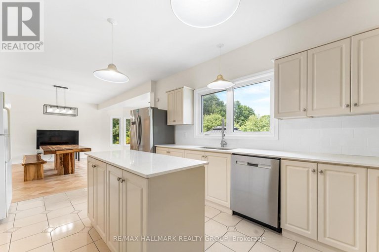 28474229/5749-knights-drive/manotick-east-to-manotick-station/ottawa/ontario/K4M1K2_14