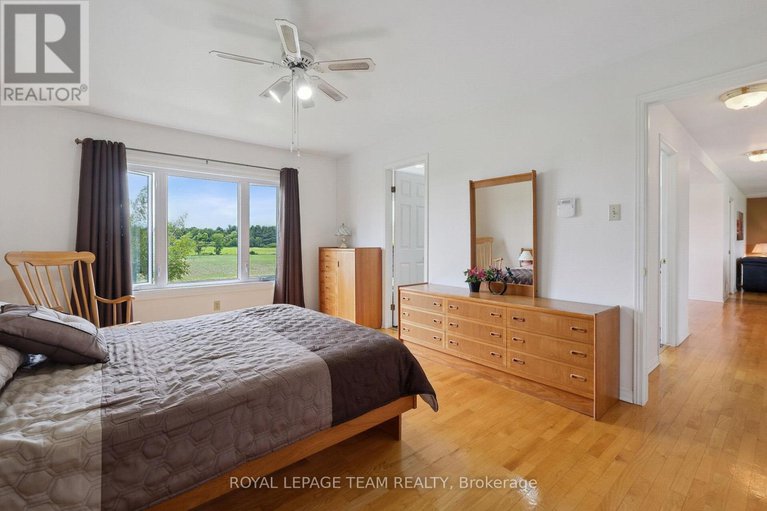 28816366/8665-russell-road/sarsfieldbearbrook/ottawa/ontario/K4B0J7_18