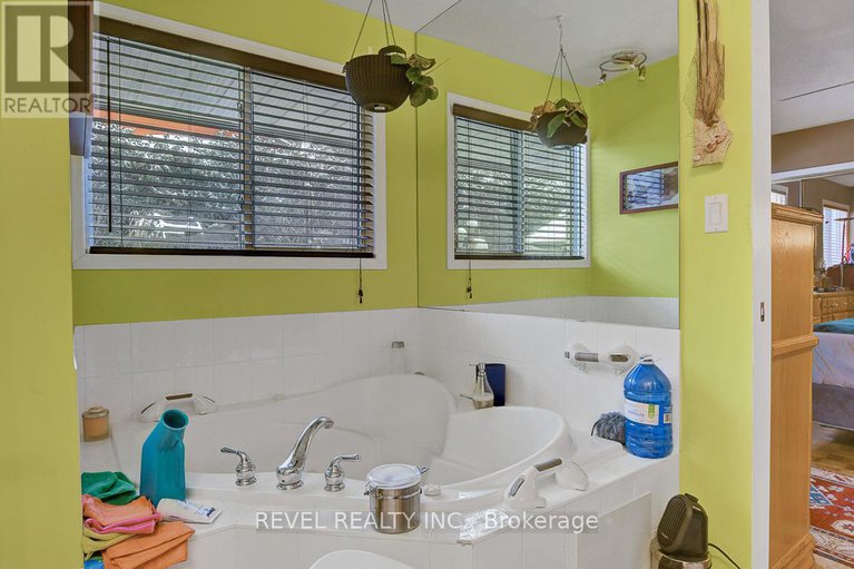 29181079/1752-kilborn-avenue/urbandale-acres/ottawa/ontario/K1H6N2_23