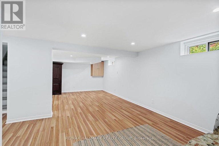 28828151/1986-saunderson-drive/elmvale-acres/ottawa/ontario/K1G2E2_18