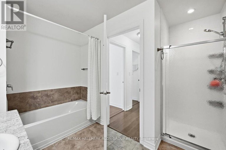 29274548/4-50-prestige-circle/chatelaine-village/ottawa/ontario/K4A0W9_16