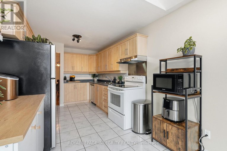 29360291/2049-sunland-drive/fallingbrookgardenway-south/ottawa/ontario/K4A3K8_17