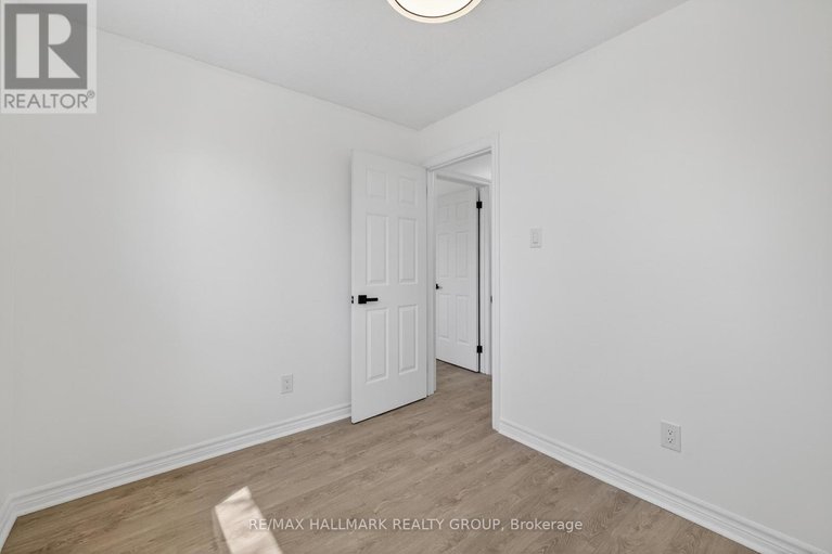 29664979/226-old-colony-road/glencairnhazeldean/ottawa/ontario/K2L1M7_31