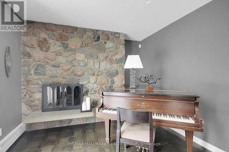 28150348/10-qualicum-street/bruce-farmgraham-parkqualicumbellands/ottawa/ontario/K2H7G8_13