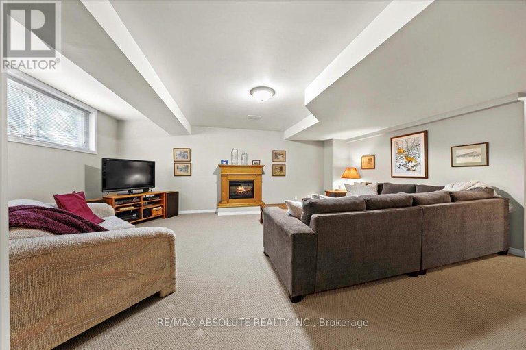 28645750/8-pine-needles-court/stittsville-central/ottawa/ontario/K2S1G5_30