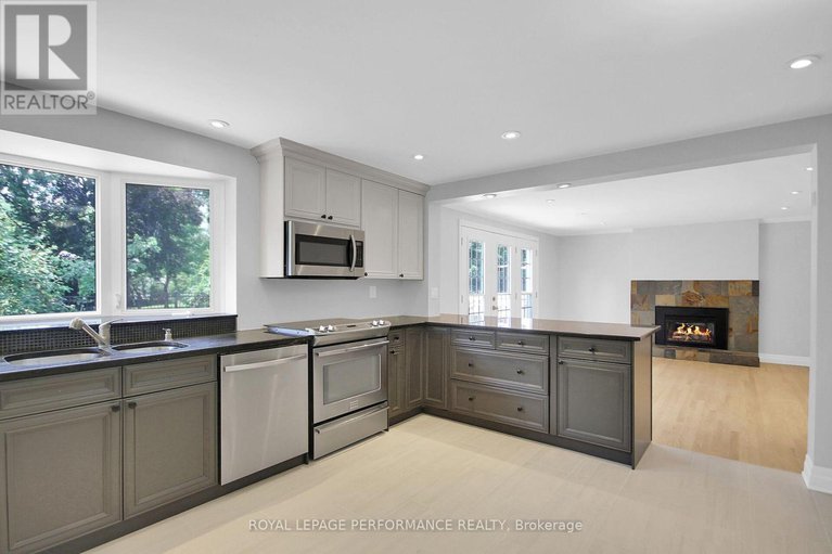 28656955/82-queensline-drive/bruce-farmgraham-parkqualicumbellands/ottawa/ontario/K2H7J5_3