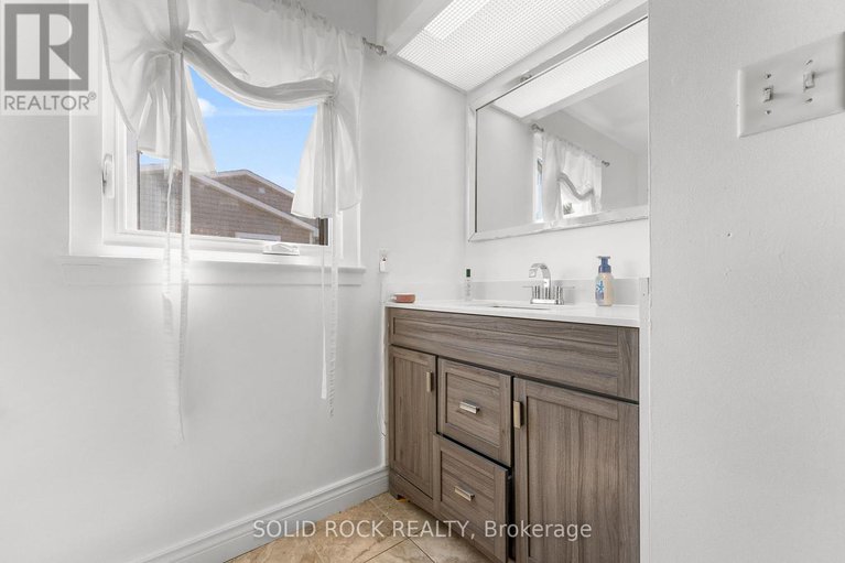 28313092/316-singleton-way/chatelaine-village/ottawa/ontario/K1E2B3_16