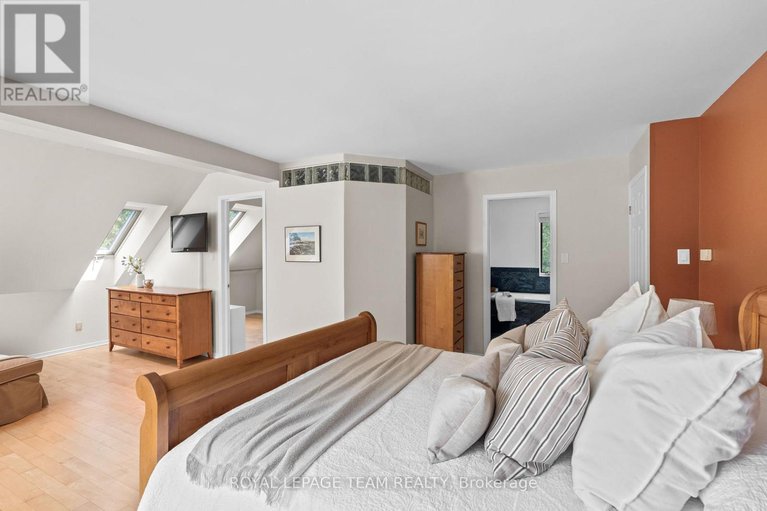 28734411/10-weldale-drive/rural-kanata-central/ottawa/ontario/K2W1A9_28