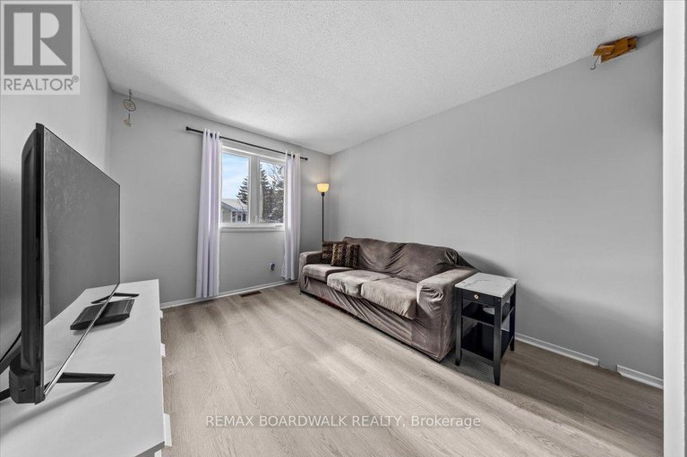 29318250/294-valade-crescent/fallingbrookpineridge/ottawa/ontario/K4A2X3_22