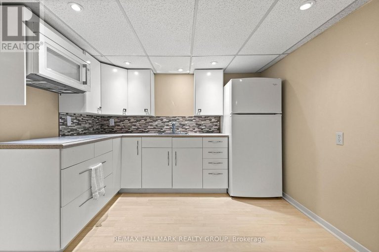 29013157/18-kerry-crescent/city-viewskylinefisher-heightsparkwood-hills/ottawa/ontario/K2E5V6_27