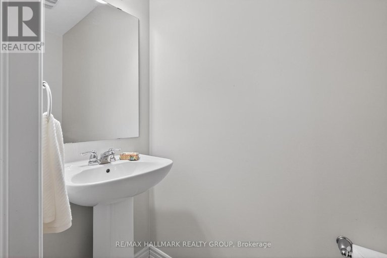 29602221/805-kiniw-private/cfb-rockcliffe-and-area/ottawa/ontario/K1K4Z4_8