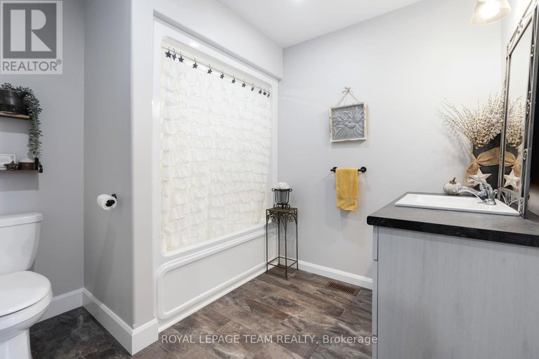 28911703/10527-kirker-road/south-dundas-matilda-twp/south-dundas/ontario/K0E1C0_23