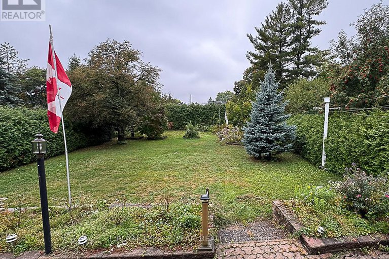 28916019/70-crownhill-street/cardinal-heights/ottawa/ontario/K1J7K8_3