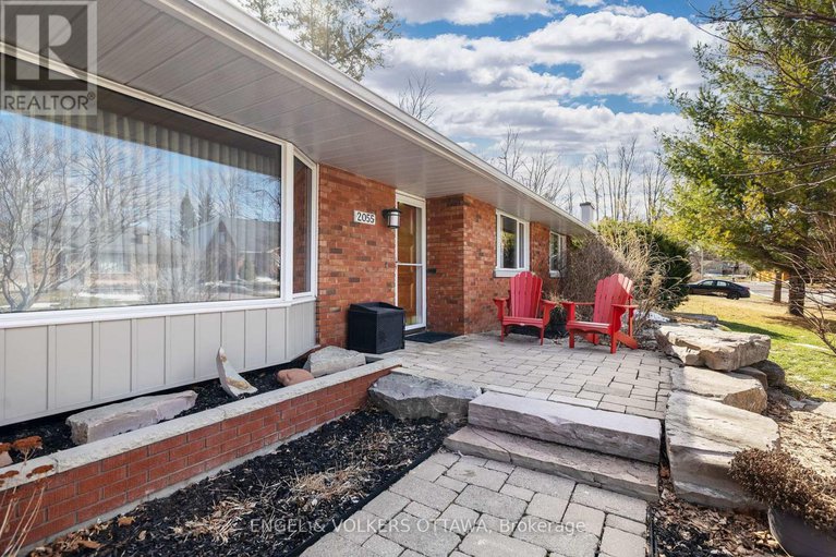 28136789/2055-thorne-avenue/alta-vistafaircrest-heights/ottawa/ontario/K1H5X4_3