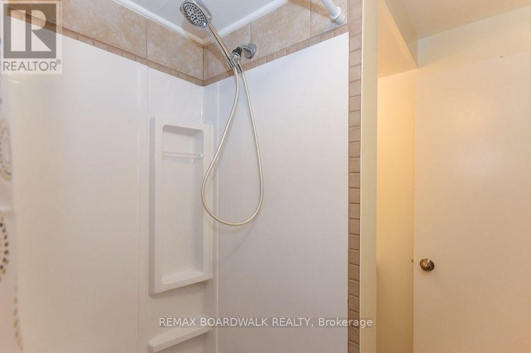 29651782/87a-758-st-andre-drive-n/hiawatha-parkconvent-glen/ottawa/ontario/K1C4S6_18