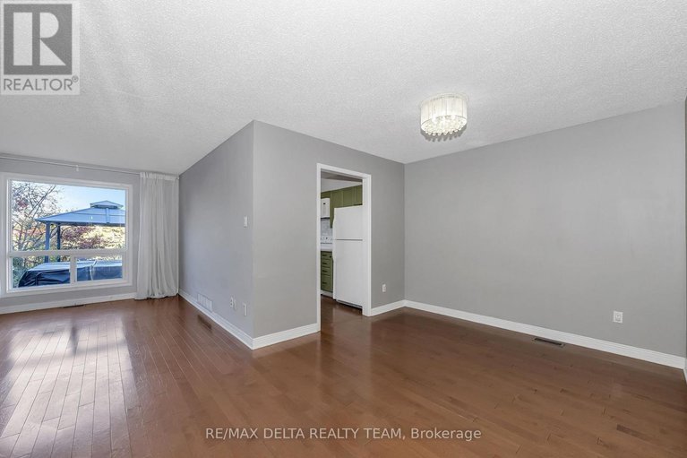 29041515/1423-caravel-crescent/bilberry-creekqueenswood-heights/ottawa/ontario/K1E3P5_6