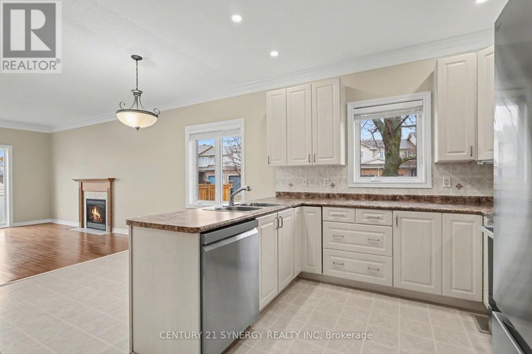 29612747/894-gosnell-terrace/fallingbrookgardenway-south/ottawa/ontario/K4A5C2_11