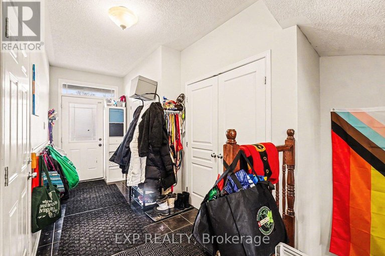 29298211/735-regiment-avenue/emerald-meadowstrailwest/ottawa/ontario/K2M0E6_3