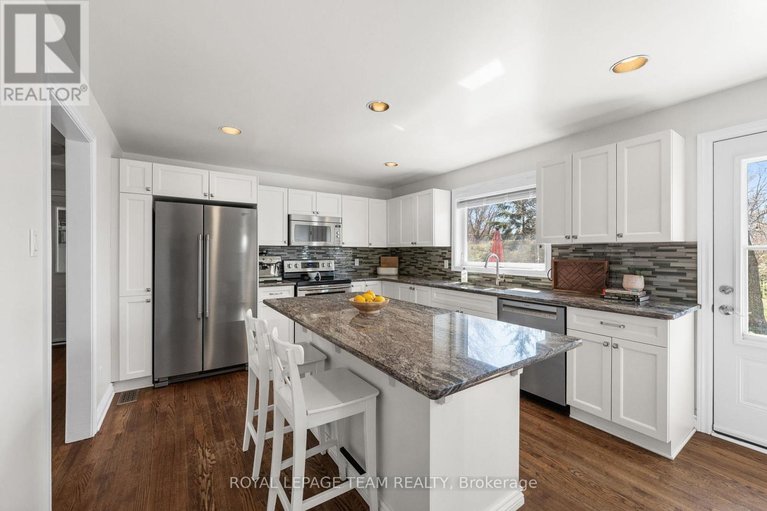 29662384/1081-boucher-crescent/manotick-south-to-roger-stevens/ottawa/ontario/K4M1B3_13