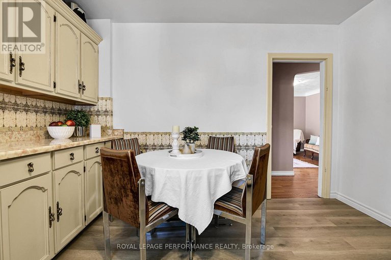 28522253/1379-mayview-avenue/carlington/ottawa/ontario/K1Z8H6_13