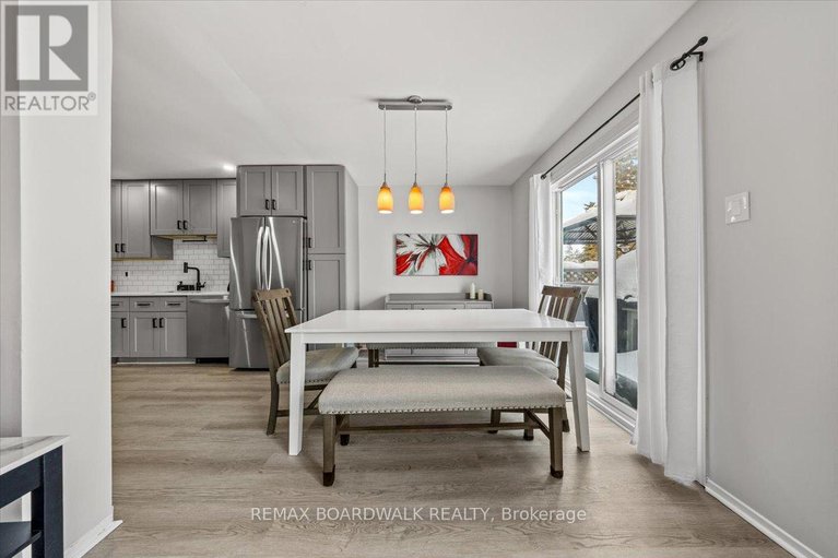 29318250/294-valade-crescent/fallingbrookpineridge/ottawa/ontario/K4A2X3_8