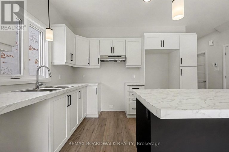 29490955/408-falcon-lane/village-of-russell/russell/ontario/K4R1E5_7